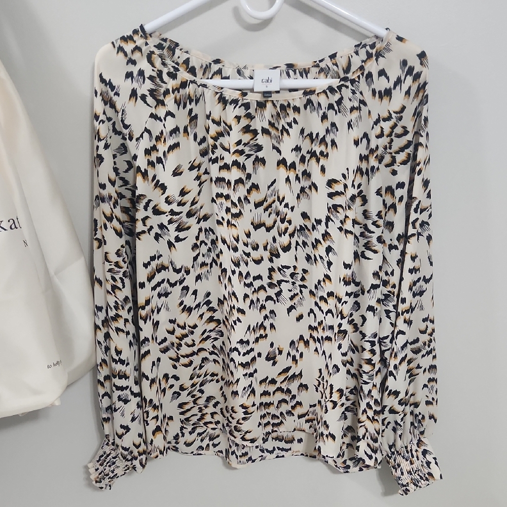 CAbi Women's Elegant Feather Print Blouse